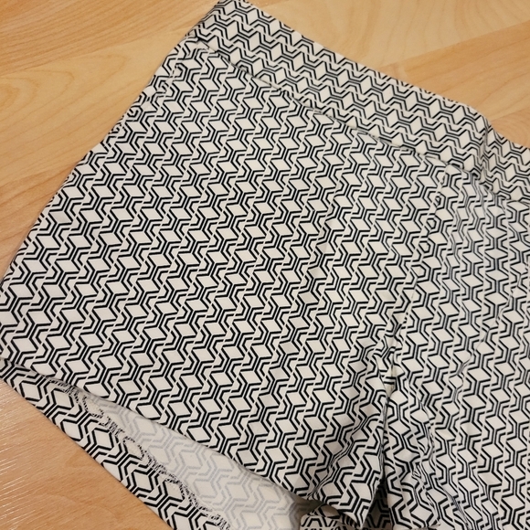 Express Geometric Black And White Shorts Size 2 - Picture 2 of 10